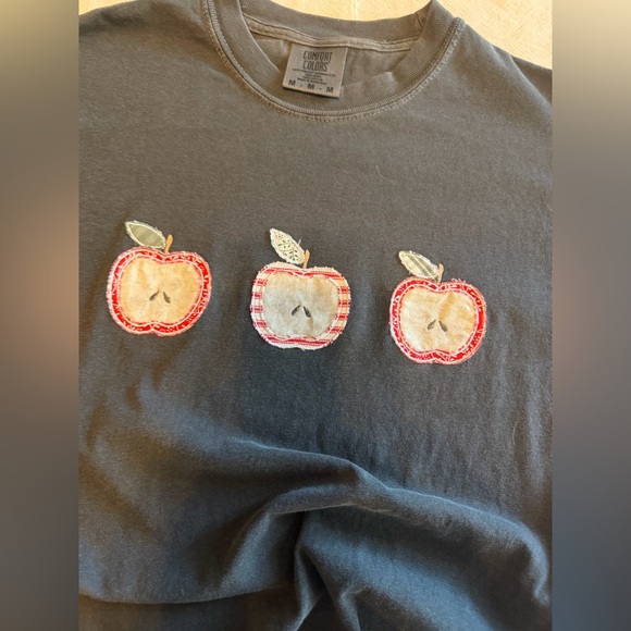 Apple patchwork tee size medium - Picture 4 of 4